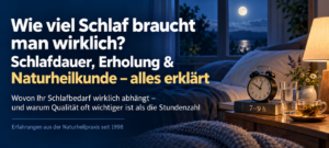Nächtliches Schlafzimmer mit Bett, Wecker, Wasserglas und Kräutertee auf dem Nachttisch. Im Hintergrund scheint der Mond durch das Fenster.